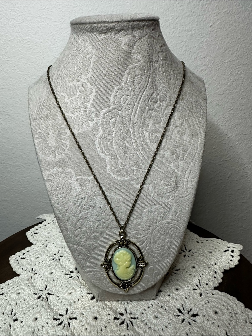Vintage-Inspired Cameo Pendant Necklace - Pale Yellow